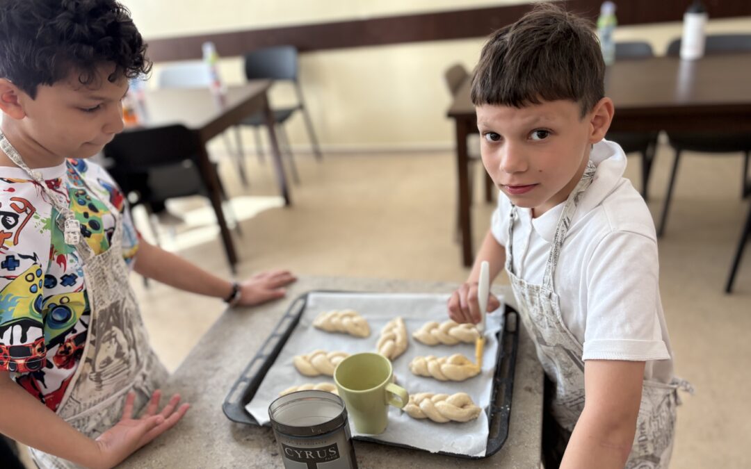 Pekař peče housky….